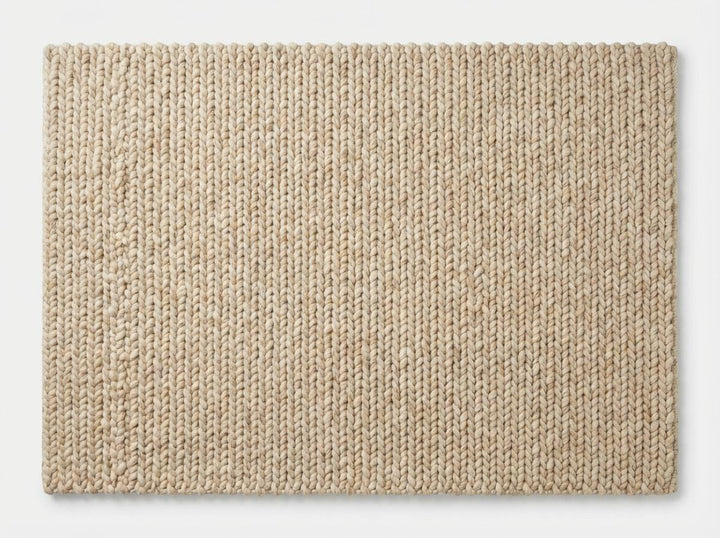 Translation missing: es.Top-down view of textured neutral chunky knit area rug