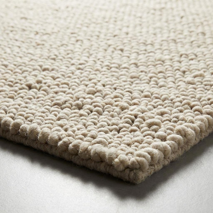 Translation missing: es.Detailed edge finish of thick looped area rug