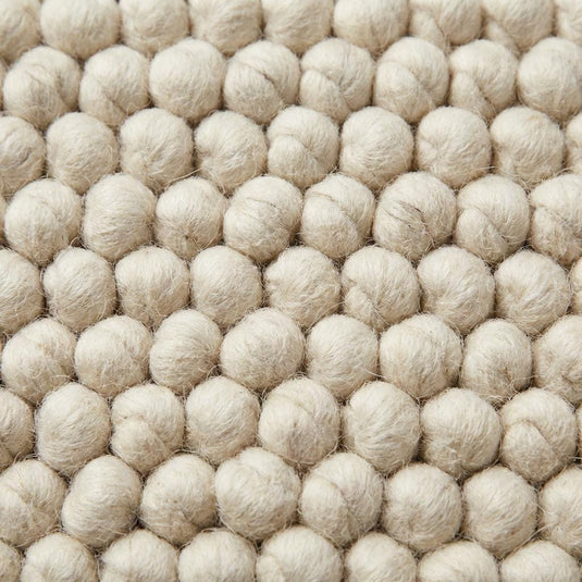 Translation missing: es.Handwoven chunky wool rug with textured weave, minimalist Scandinavian home interior style