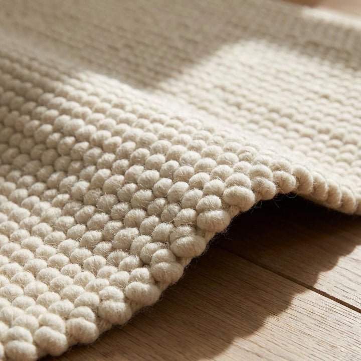 Translation missing: es.Chunky wool rug with handwoven pebble texture in neutral cream for modern boho minimalist decor