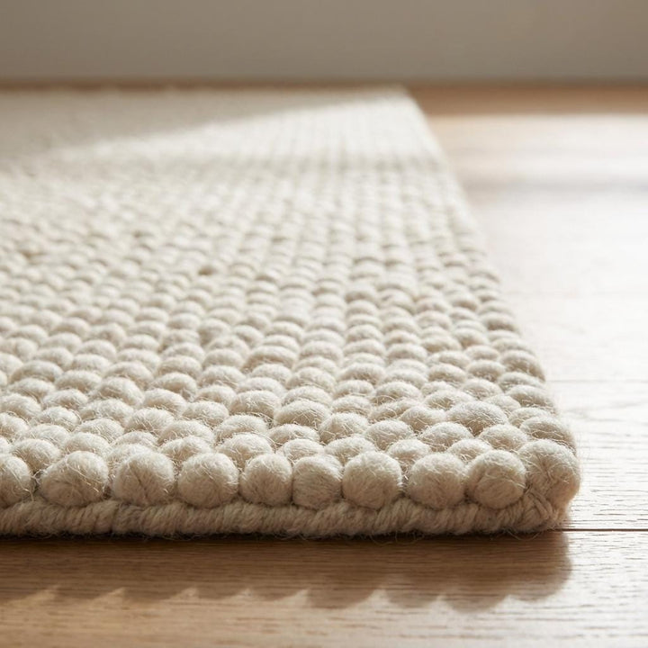 Translation missing: es.Cozy beige wool rug with chunky weave pattern perfect for organic modern and calming interiors