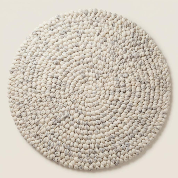 Translation missing: es.Round chunky wool pebble rug handmade from thick wool yarn, soft neutral area rug perfect for minimalist, Scandinavian, or Japandi home decor