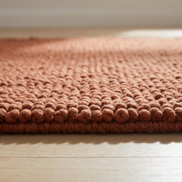 Translation missing: es.Edge detail of chunky loop rug showing thickness and rounded loops