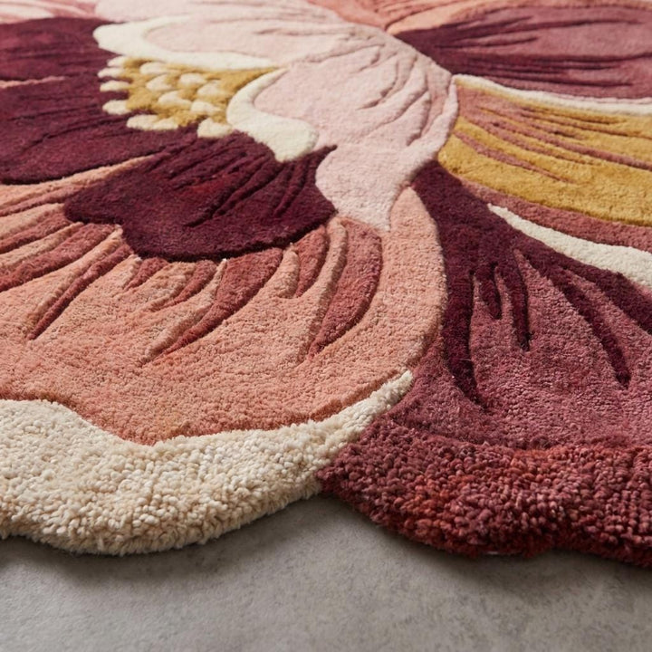 Translation missing: es.Close-up texture view of hand tufted wool rug showing carved floral detailing, soft cut pile, and layered artisan craftsmanship __etsy:8078290695