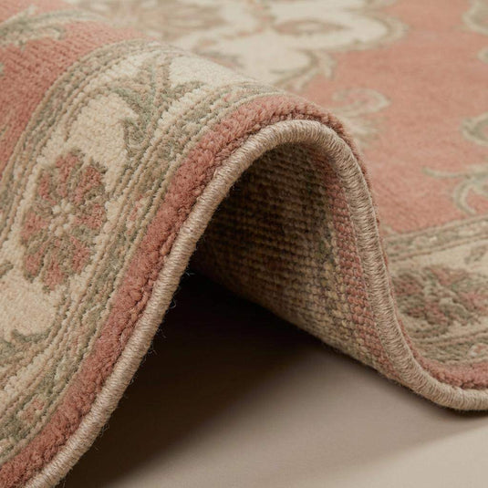 Translation missing: es.Close up of hand knotted wool rug showing dense knots, natural wool fibers, and detailed craftsmanship