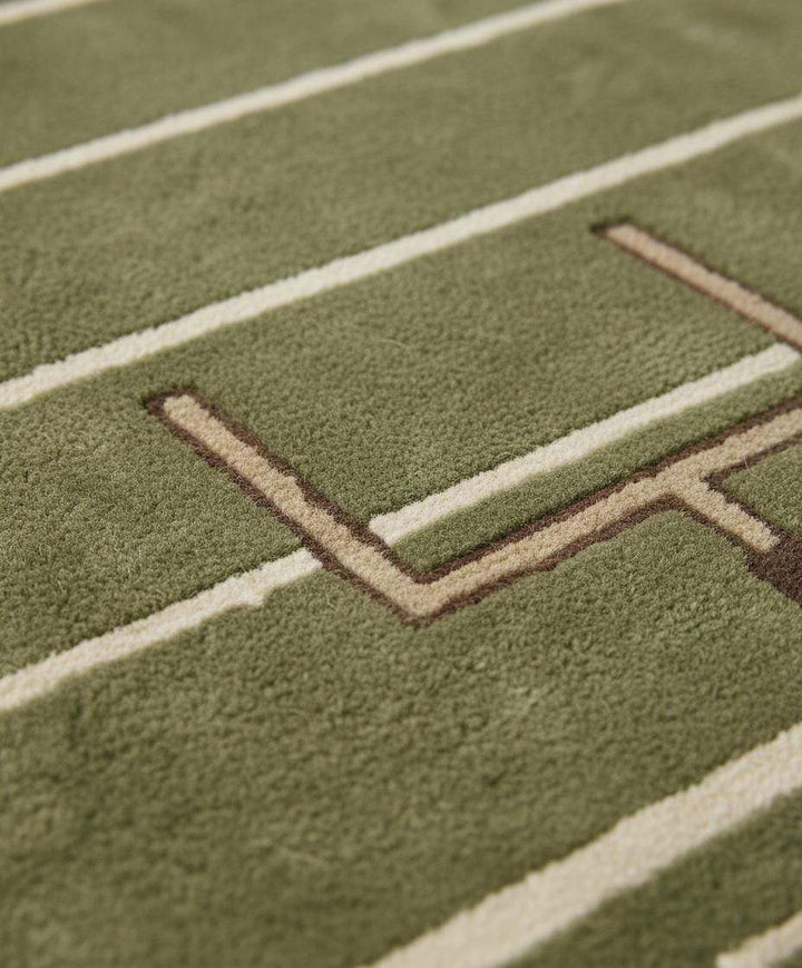 Translation missing: es.Close-up of plush hand-tufted rug showing dense pile texture, soft fibers, and clean field lines