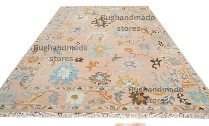 Translation missing: es.Hand-knotted Oushak wool rug with vintage floral design in light pink and dark brown for living room decor