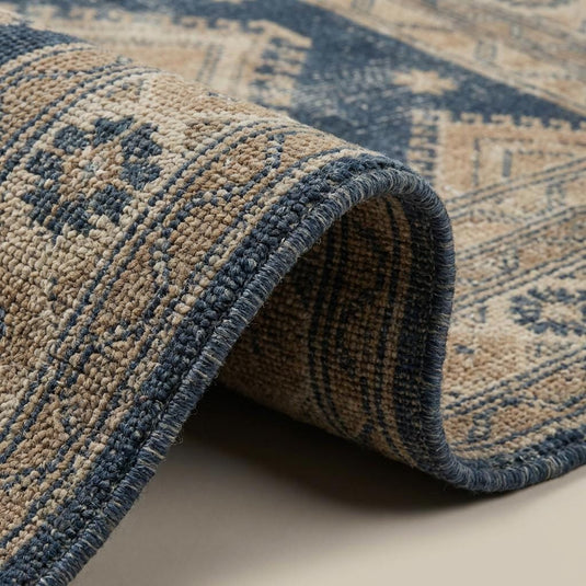 Translation missing: fr.Close-up of hand knotted wool rug showing individual knots, dense pile, and natural fiber texture