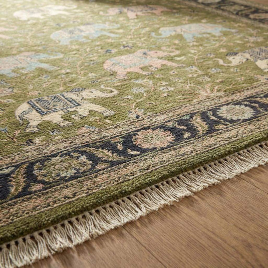 Translation missing: es.Close-up of hand knotted wool pile showing dense knot structure and fine elephant motif detailing
