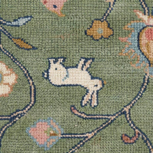 Translation missing: es.Close-up of hand knotted wool fibers showing knot-by-knot weave, medium cut pile density, artisan craftsmanship detail