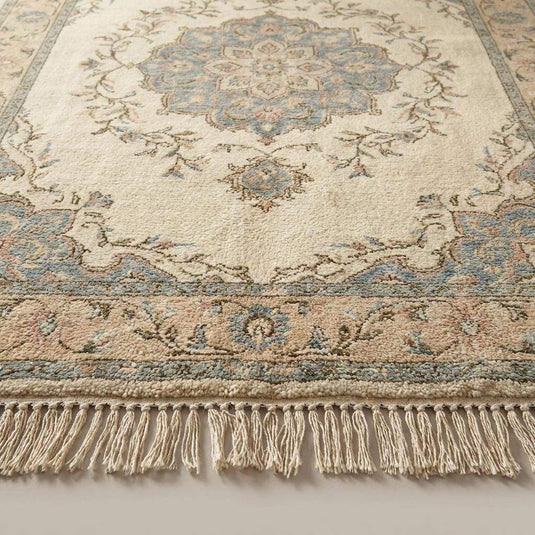 Translation missing: es.Close-up of hand knotted wool rug showing dense knots, natural wool fibers, and cotton foundation