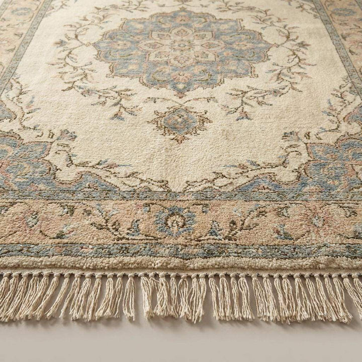 Translation missing: es.Close-up of hand knotted wool rug showing dense knots, natural wool fibers, and cotton foundation