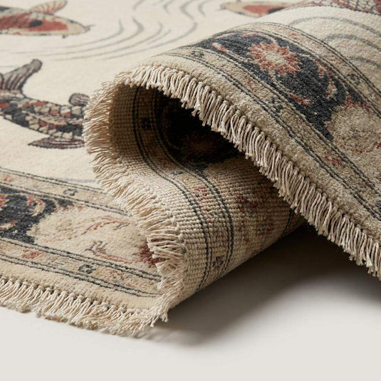 Translation missing: es.Close up of hand knotted wool rug showing individual knots and natural fiber texture