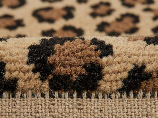 Translation missing: es.Close up of hand knotted wool rug showing dense pile, natural wool fibers, and leopard pattern detail