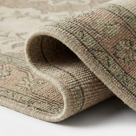 Translation missing: fr.Close up of hand knotted wool rug pile showing individual knots, soft sheen, and distressed vintage-style texture