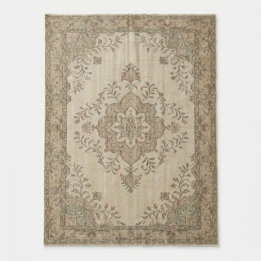 Translation missing: fr.Intricate floral border pattern of a Turkish rug with soft pastel tones of olive green and apricot