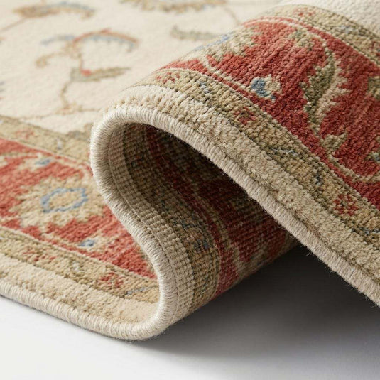 Translation missing: fr.Close-up of hand knotted wool pile showing individual knots, natural fiber texture, and detailed floral weaving