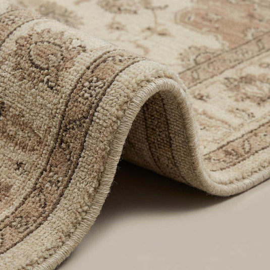 Translation missing: fr.Close up of hand knotted wool pile showing organic texture, individual knots, and soft sheen of natural fibers