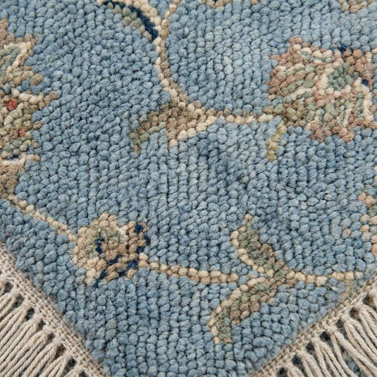 Translation missing: es.Close up detail of hand knotted wool pile texture showing individual knots and soft blue fibers