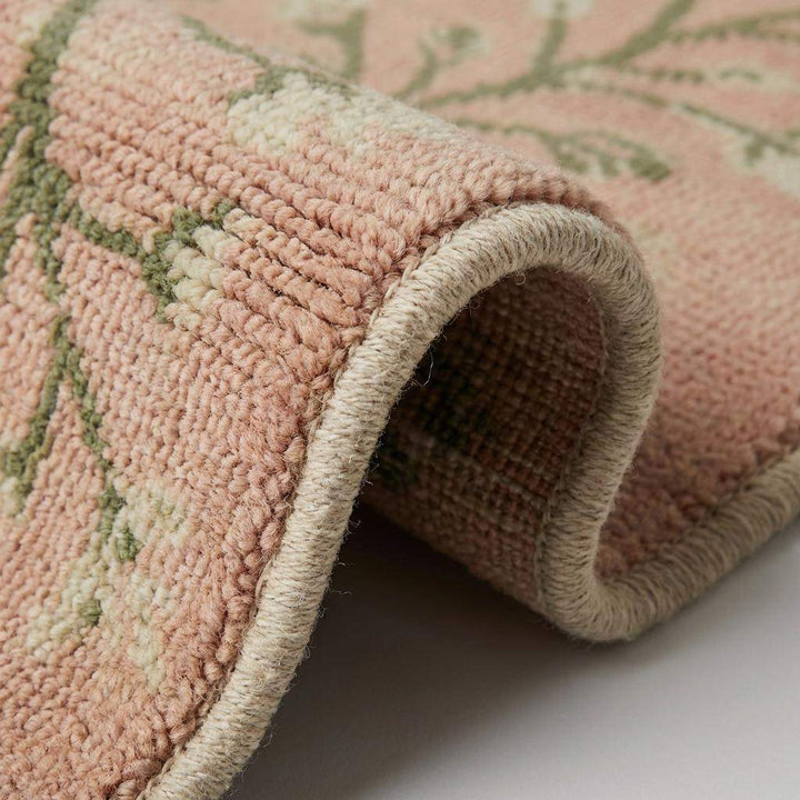 Translation missing: es.Close up of hand knotted wool rug showing dense knot structure and natural wool fibers