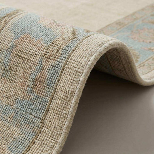 Translation missing: es.Close-up of dense hand-knotted wool pile showing individual knots, soft natural fibers, and subtle tonal variation