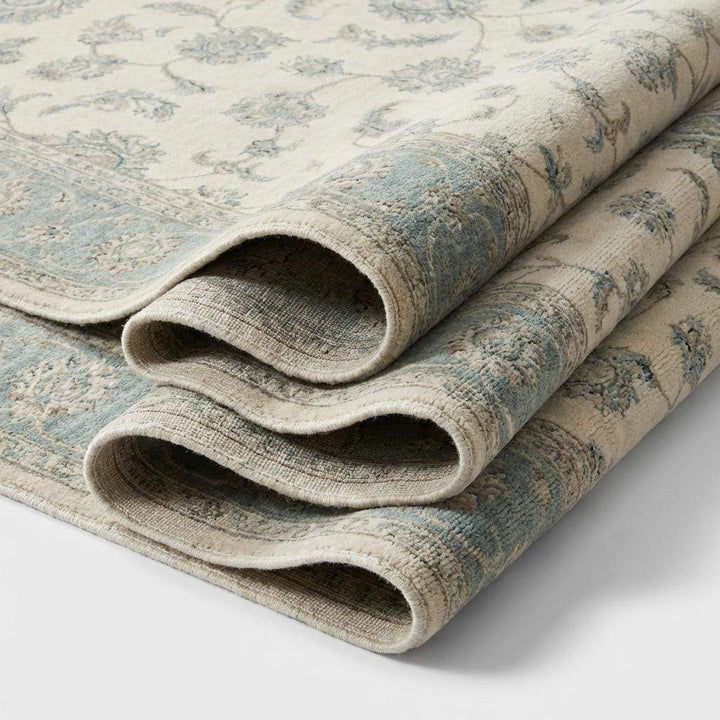 Translation missing: es.Close-up of hand knotted wool pile showing individual knots, natural fiber texture, and soft matte finish