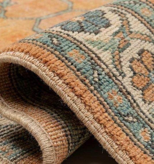 Translation missing: fr.Close up detail of hand knotted wool pile texture showing individual knots and the natural sheen of the hand-spun wool fibers