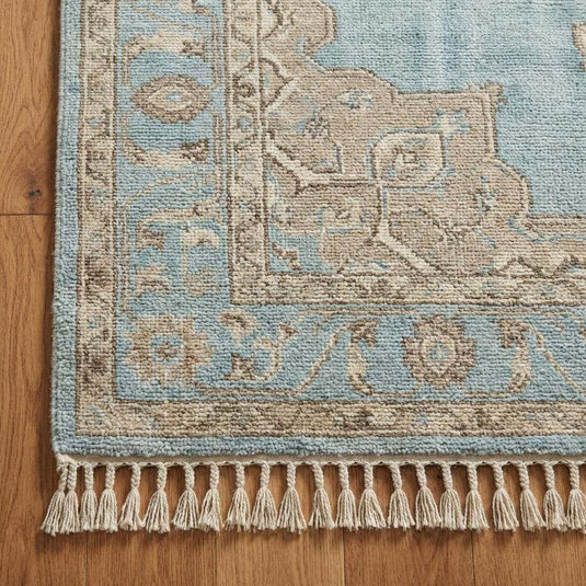 Translation missing: es.Close up detail of hand-knotted wool pile showing the individual knots and soft texture without latex backing