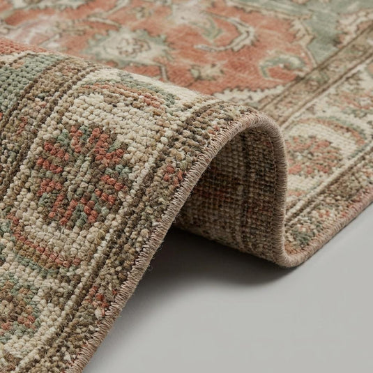 Translation missing: es.Close up of hand knotted wool pile showing individual knots, distressed texture, and soft sheen of the natural fibers