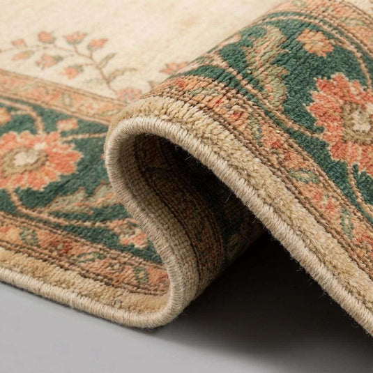 Translation missing: es.Close up of hand knotted wool pile showing individual knots, soft texture, and vegetal dye color variations