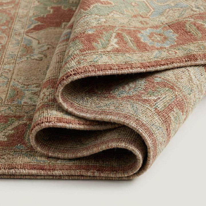 Translation missing: es.Close up of the rug edge showing the integral cotton fringe and durable hand-bound serging