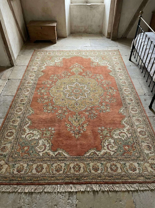 Translation missing: es.Hand knotted Oushak rug with rust medallion design made from natural wool