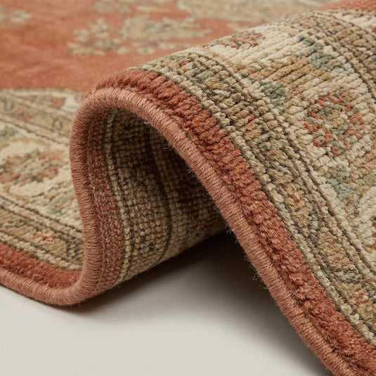 Translation missing: es.Close-up of hand knotted wool pile showing dense knots, natural fiber texture, and artisan craftsmanship