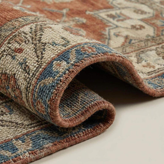 Translation missing: es.Close-up view of the dense hand-knotted wool pile texture, showing individual knots and the faded, distressed color variation