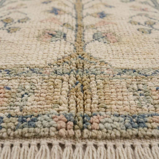 Translation missing: es.Close up detail of hand knotted wool pile texture, showing individual knots, organic fiber irregularities, and soft antique wash finish