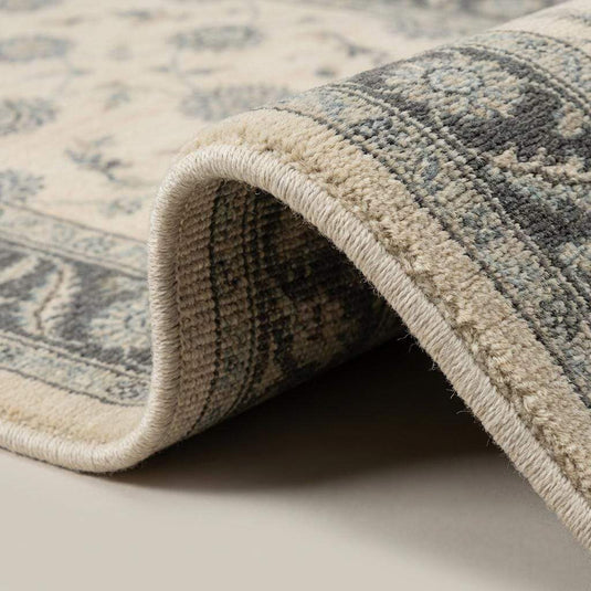 Translation missing: es.Close-up of hand knotted wool pile showing individual knots and natural fiber texture
