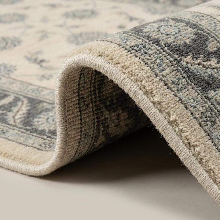 Translation missing: es.Close-up of hand knotted wool pile showing individual knots and natural fiber texture