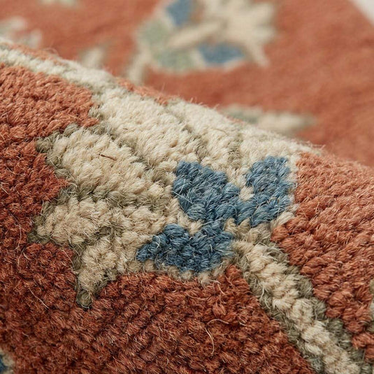 Translation missing: es.Close-up of hand knotted wool pile showing dense knots, natural fiber texture, and artisanal craftsmanship