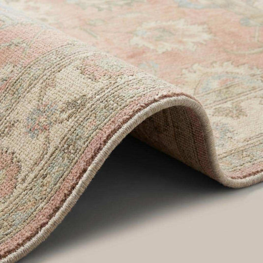 Translation missing: es.Close-up of hand knotted wool rug showing individual knot structure, natural wool fibers, medium-fine knot density, and low cut pile craftsmanship