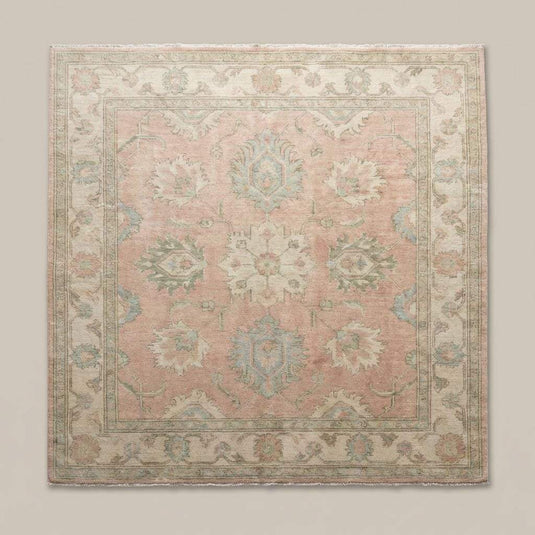 Translation missing: es.Oushak floral medallion rug detail with classic botanical motifs and symmetrical hand woven design