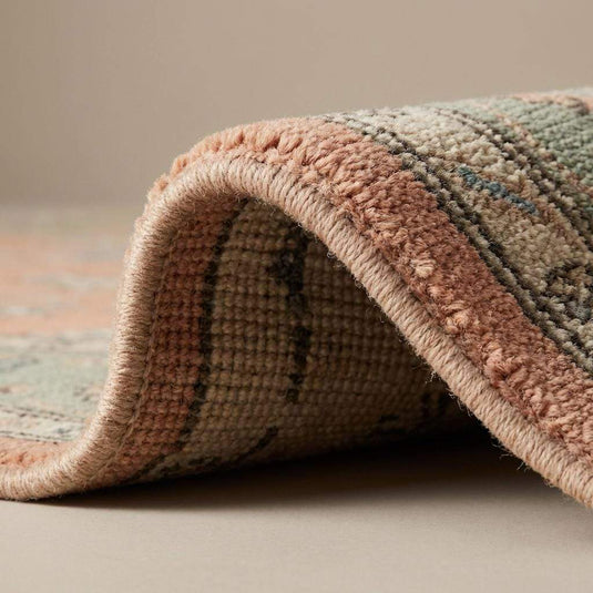 Translation missing: es.Close-up of hand knotted wool rug showing individual knot structure, natural wool fibers, medium pile density, and traditional handwoven craftsmanship