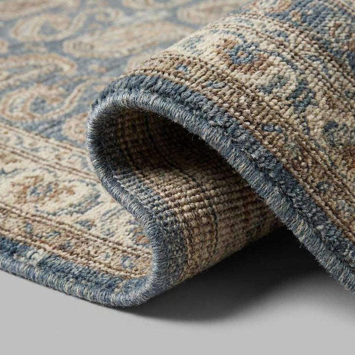 Translation missing: es.Close-up of hand knotted wool pile showing dense knots, natural fibers, and artisan craftsmanship