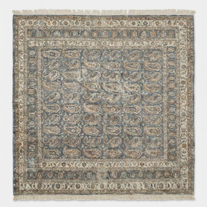 Translation missing: es.Traditional blue and ivory hand knotted rug with repeating paisley design
