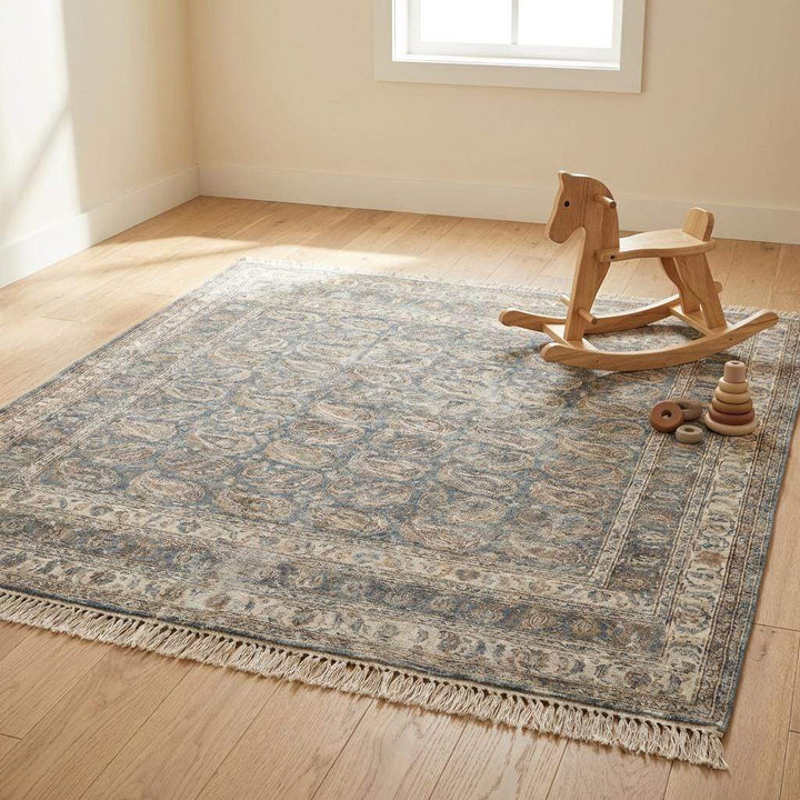 Translation missing: es.Artisan made wool rug featuring traditional Persian inspired motifs