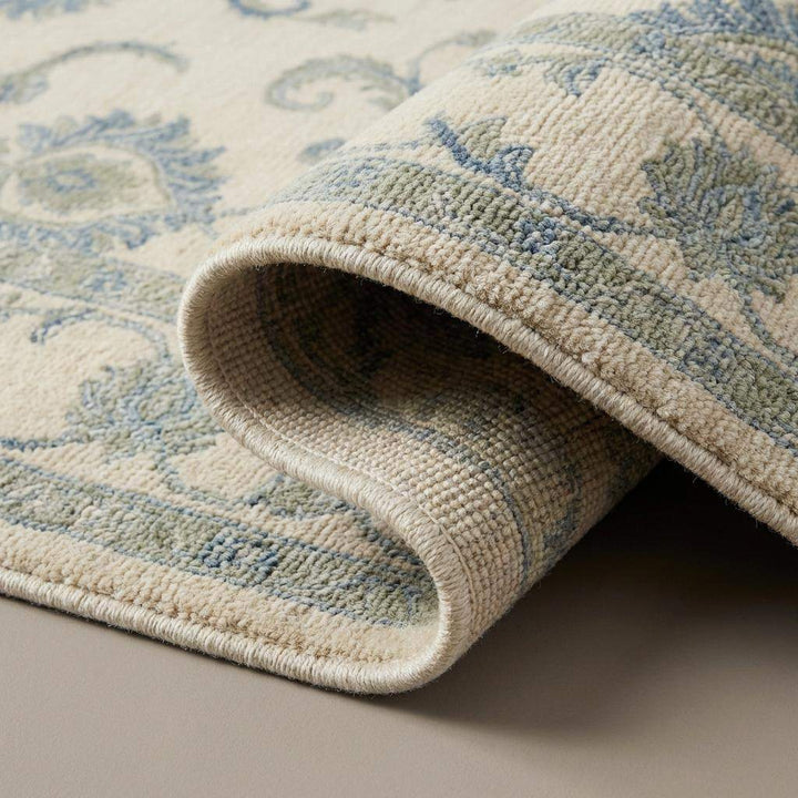 Translation missing: es.Close up of hand knotted wool rug showing individual knots, natural wool fibers, and soft pile texture