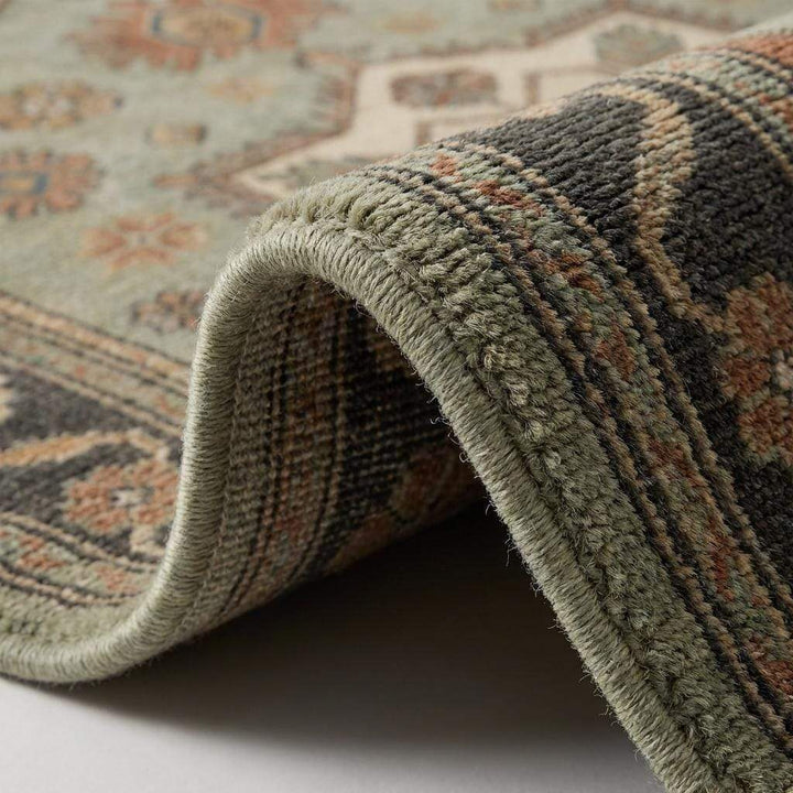 Translation missing: es.Close-up of hand knotted wool rug showing dense pile, individual knots, and natural wool texture