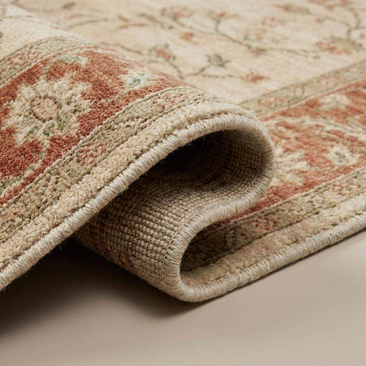 Translation missing: es.Close-up of hand knotted wool rug showing dense knot structure, natural wool fibers, and soft pile texture