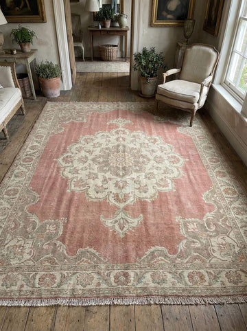 Translation missing: es.Hand knotted Oushak wool rug with faded pink medallion and vintage patina