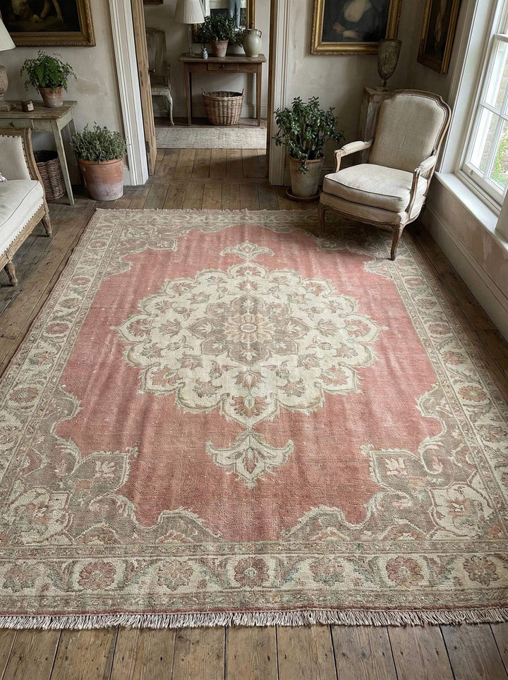 Translation missing: es.Hand knotted Oushak wool rug with faded pink medallion and vintage patina