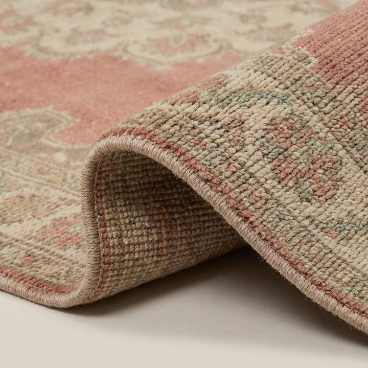 Translation missing: es.Close up of hand knotted wool rug showing natural pile texture, knot structure, and soft vintage finish